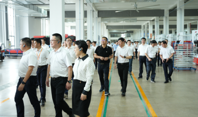 紹興市及嵊州市政府百人團調研金帝“未來工廠”試點項目，點贊行業(yè)標桿
